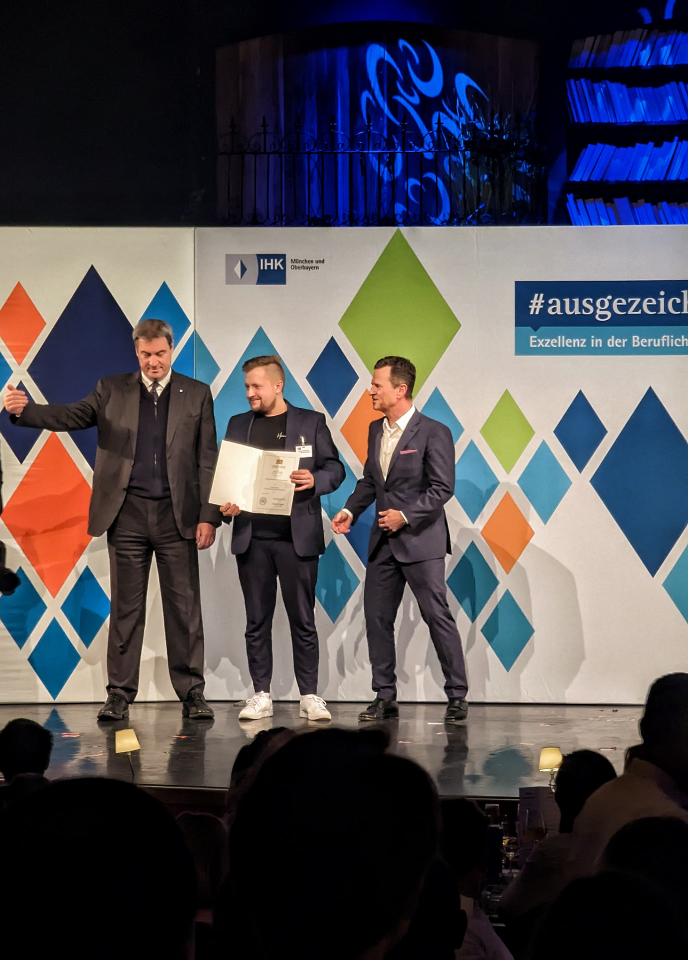 Manuel Suder bei der IHK-Ehrung 2023 auf der Bühne mit Ministerpräsident Markus Söder